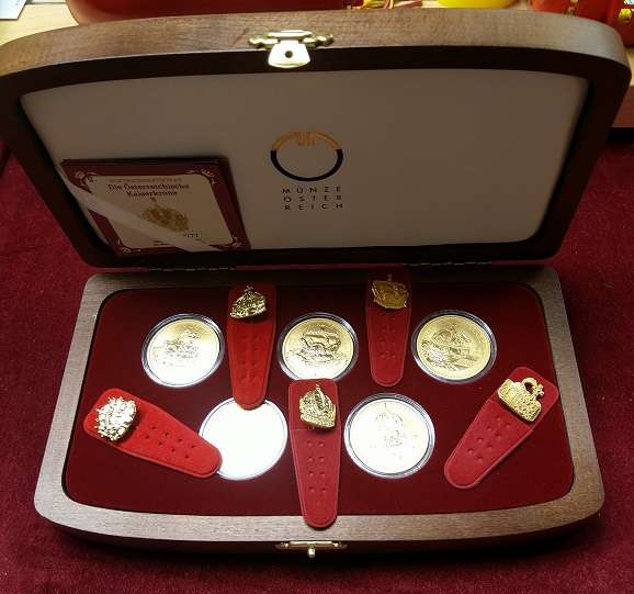 Kronen der Habsburger Sammelkassette aus Holz mit allen 100 Euro Gold Münzen