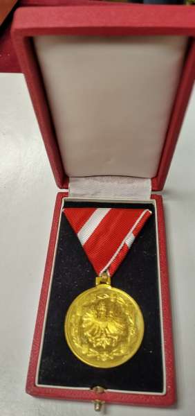 Goldenes Ehrenzeichen für Verdienste der Republik Österreich